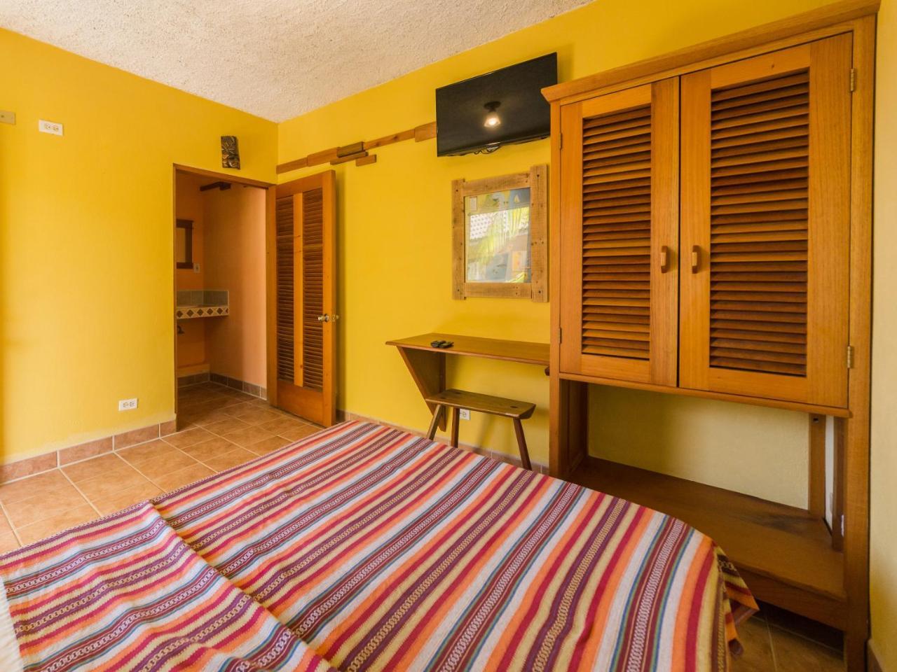 A Piece Of Ground Albergue Punta Gorda Exterior foto
