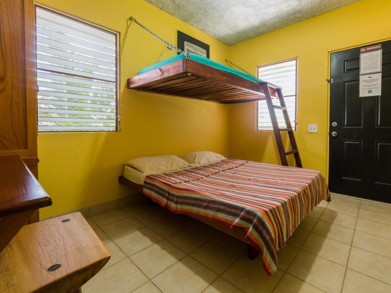 A Piece Of Ground Albergue Punta Gorda Exterior foto