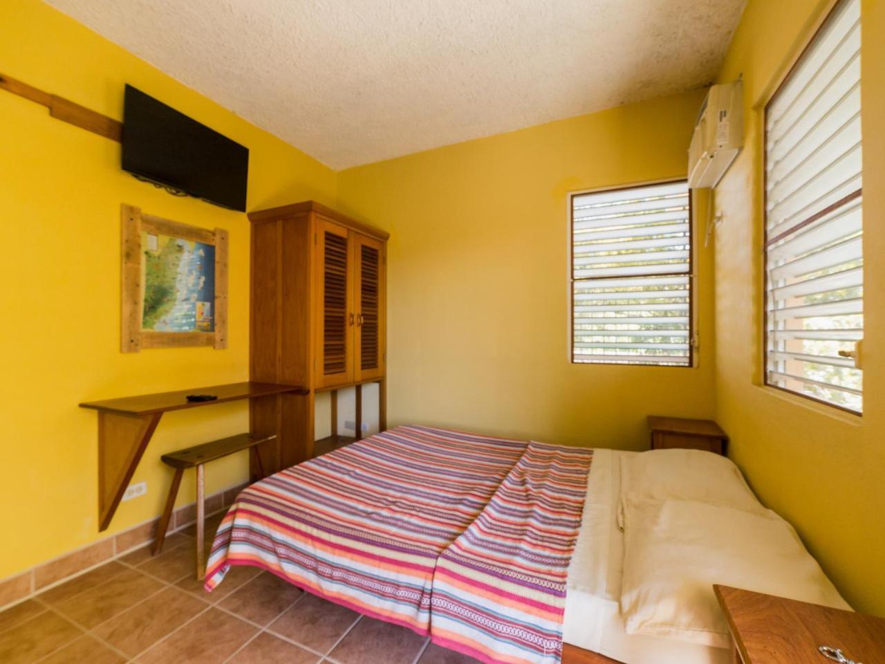 A Piece Of Ground Albergue Punta Gorda Exterior foto