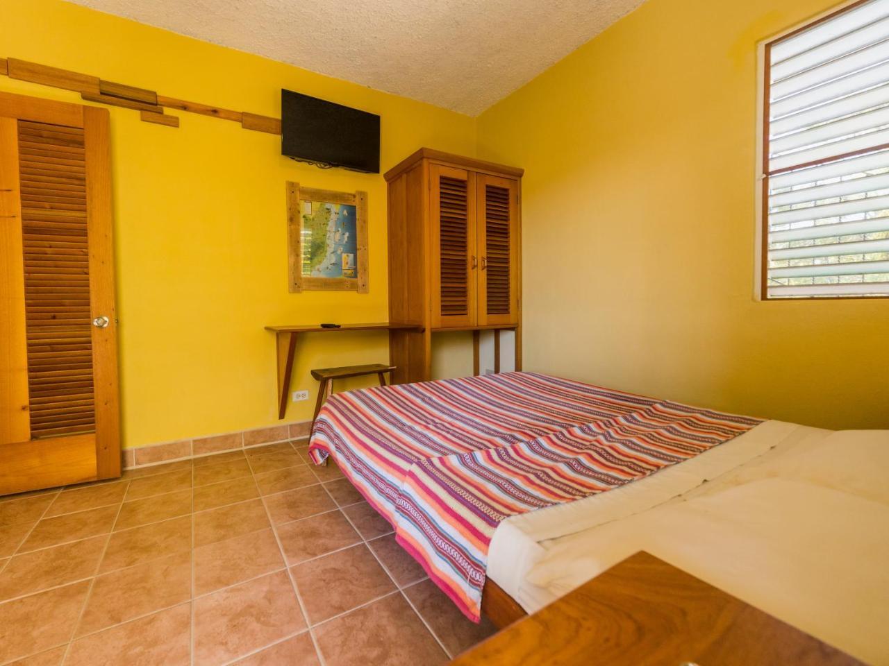 A Piece Of Ground Albergue Punta Gorda Exterior foto
